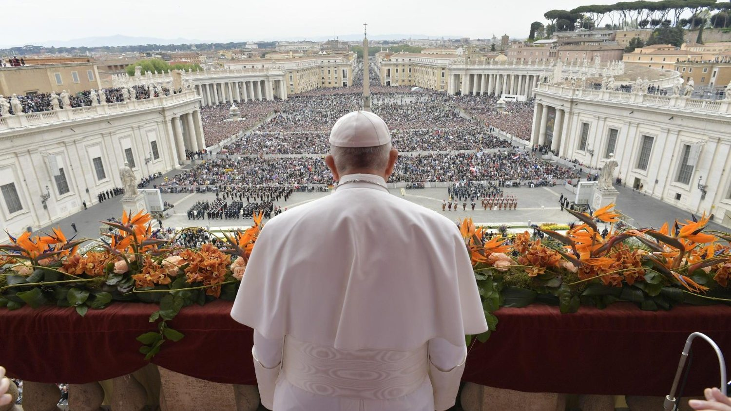 papa francesco si affaccia da san pietro